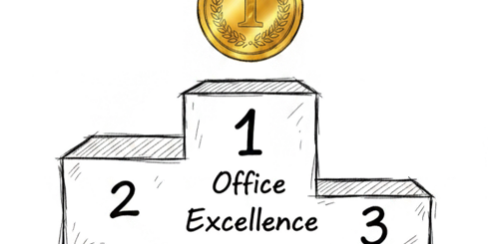 Office Excellence Handgezeichnetes Siegerpodest mit den Plätzen 1, 2 und 3 – über Platz 1 hängt eine Goldmedaille mit grünem Band. Auf dem Podest steht in Handschrift: «Office Excellence».